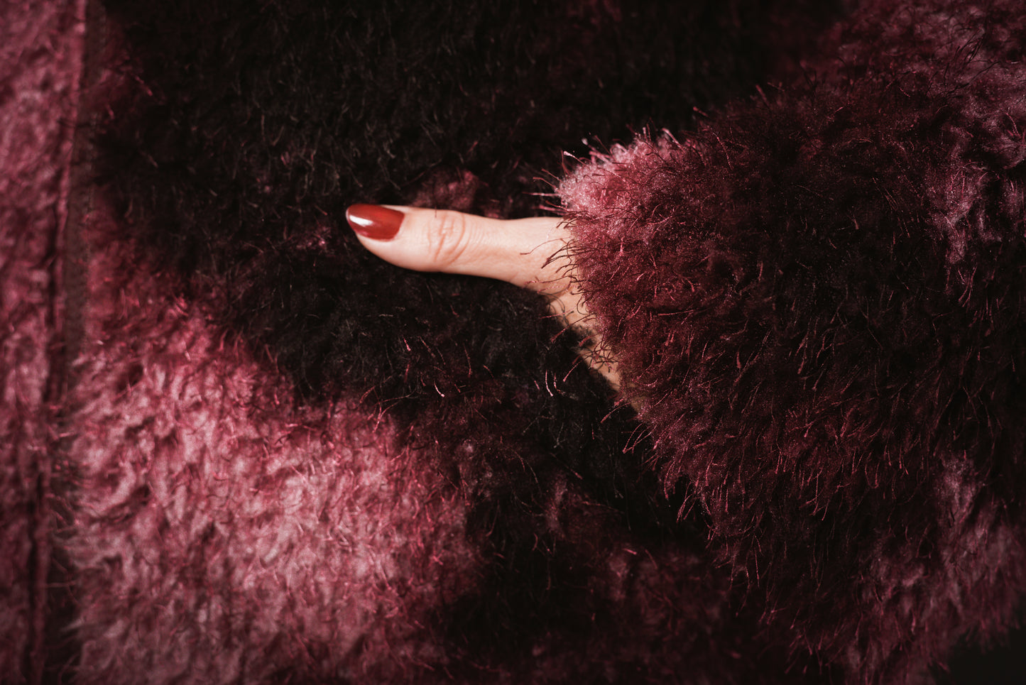 Chaqueta de pelo larga con capucha.